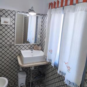A bathroom at Dommu de Nannai Moro: Appartamento con terrazza