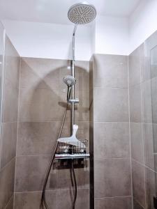 La salle de bains est pourvue d'une douche avec un pommeau de douche. dans l'établissement 200m zum Bahnhof nach Hamburg, 180cm x 200cm Doppelbett, à Ahrensburg