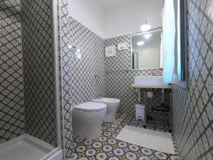 A bathroom at Dommu de Nannai Moro: Appartamento con terrazza