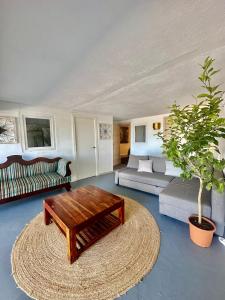 ein Wohnzimmer mit einem Sofa und einem Couchtisch in der Unterkunft Aya House in Barcelona