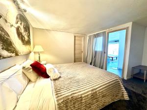 巴塞隆納的住宿－Aya House，一间卧室配有红色和白色枕头的床