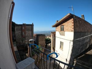 A balcony or terrace at Dommu de Nannai Moro: Appartamento con terrazza
