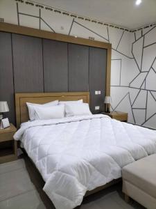 سرير أو أسرّة في غرفة في Mpatsa Quest Hotels