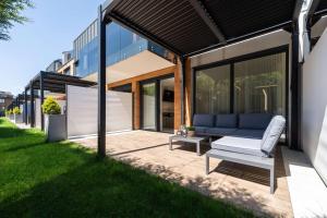 patio con divano blu e tavolo di Luksusowy Apartament - Plażowa Residence Dream Apart a Szczyrk