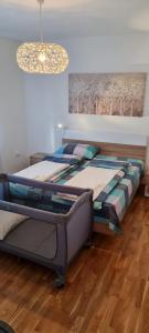Llit o llits en una habitació de Kuća BADNJAR Guča