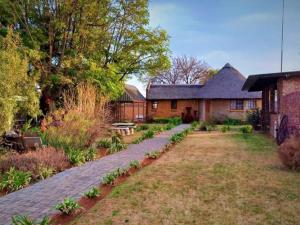 una casa con un jardín delante de ella en Johannesburg Airport Hostel, en Benoni
