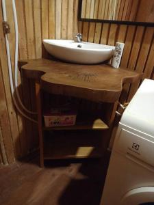 een badkamer met een wastafel op een houten aanrecht bij Appartement Chalet type f3 in Kribi
