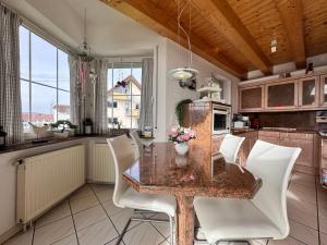 a kitchen with a table and chairs in a room at Casa Via Bodman-Ludwigshafen in Bodman-Ludwigshafen