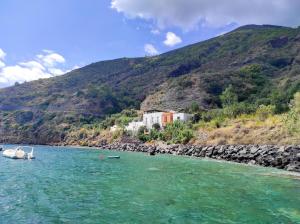 聖馬里納薩利納的住宿－Aeolian Sea House，山边的水中小船