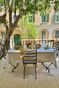 einen Tisch mit einer Schale Obst darauf in der Unterkunft Hotel Bonaparte in Bastia