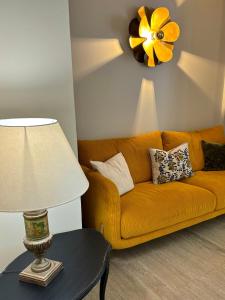 una sala de estar con sofá y una lámpara en una mesa. en Hotel Bonaparte en Bastia