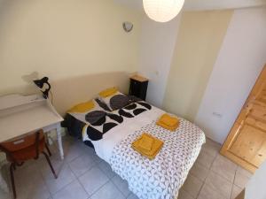 a bed in a room with a desk and a bed sidx sidx sidx at Gîte-Nature-Poitou in Archigny