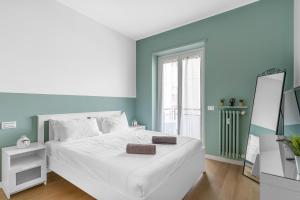 1 dormitorio con cama blanca y ventana en SIL5 - Apartment Bright - Luxury en Milán