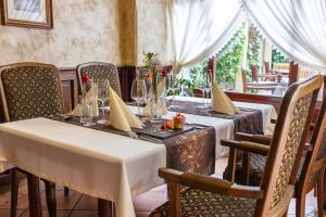 due tavoli in un ristorante con tovaglie bianche di Hotel Octarna - Free parking a Kroměříž