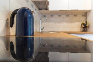 Una tetera azul está sobre un mostrador en una cocina. en Seaside apartments - Sunset apartment, en Klaipėda 52 fotos más