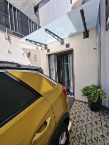 un coche amarillo estacionado frente a un edificio en Sweet Retreat Apartment Lahr en Lahr