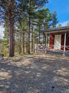 una casa con una gran entrada junto a un bosque en Holiday Home Samanitieva en Enontekiö