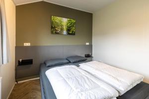 Postel nebo postele na pokoji v ubytování Recreatiepark De Bosrand