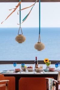 uma mesa com taças de comida e taças de vinho em Apelon Tiritas Villas em Leonidio