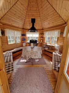 Habitación grande con mesa en una cabaña de madera. en Holiday Home Samanitieva, en Enontekiö