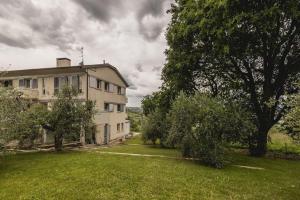 uma casa grande com um jardim relvado à frente em Casa Primo Maggio em Cerasolo