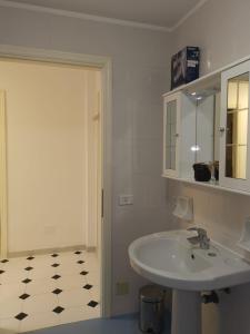 uma casa de banho com um lavatório e um espelho em Case Sole e Luna em Porto Azzurro