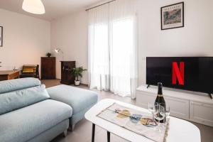 un soggiorno con divano e TV di Casa Primo Maggio a Cerasolo