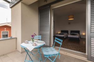 a balcony with a table and chairs and a bedroom at Casa Primo Maggio in Cerasolo