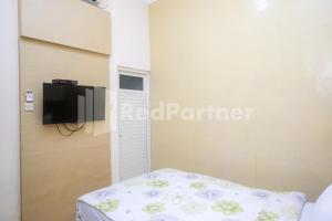 Letto o letti in una camera di Tatti Inn Syariah Seturan RedPartner