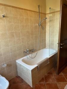 une salle de bain avec baignoire, douche et toilettes dans l'établissement Cozy home in countryside Asciano Siena -renovated!, à Asciano 19 autres photos