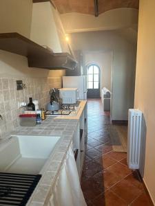 une cuisine avec un évier et un plan de travail dans l'établissement Cozy home in countryside Asciano Siena -renovated!, à Asciano