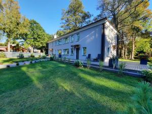 una casa con un patio grande en Seaside apartments - Sunset apartment, en Klaipėda