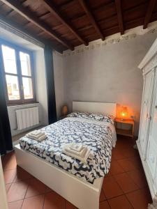 een slaapkamer met een groot bed in een kamer bij Trastevere al Leopardo in Rome