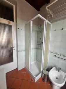 een badkamer met een douche en een wastafel bij Trastevere al Leopardo in Rome +6 foto's