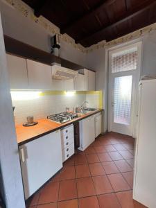 een keuken met witte kasten en een tegelvloer bij Trastevere al Leopardo in Rome