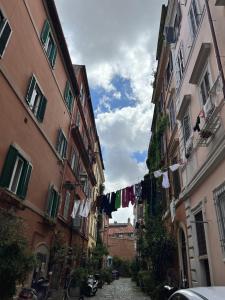 een smal steegje met kleren die aan een waslijn hangen bij Trastevere al Leopardo in Rome