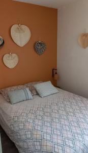 ein Schlafzimmer mit einem Bett mit zwei Kissen darauf in der Unterkunft Sausset-les-Pins, T2 vue sur mer, plage à 200m in Sausset-les-Pins