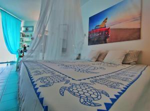 una camera da letto con un letto con copriletto a forma di tartaruga marina di PADA VESPUCCI a Rimini