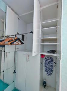 una stanza con armadi bianchi e un kayak arancione di PADA VESPUCCI a Rimini