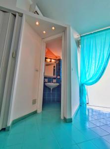 bagno con pavimento piastrellato blu e lavandino di PADA VESPUCCI a Rimini Altre 16 foto