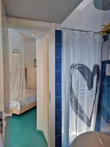 un bagno con doccia e una camera con un letto di PADA VESPUCCI a Rimini