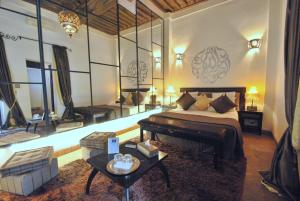 Un dormitorio con una cama y un piano en una habitación en Riad Terra Bahia, en Marrakech