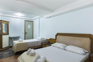 A bed or beds in a room at Gamboa Rio Hotel