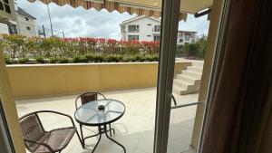 patio con mesa y sillas en el balcón en Семеен хотел Сирена en Ahtopol