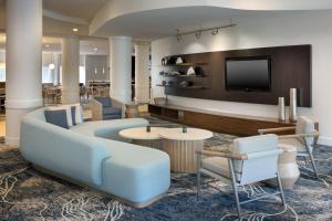 vestíbulo con sofá, TV y sillas en Courtyard by Marriott Sandestin at Grand Boulevard en Destin