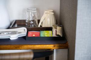 ein Tablett auf einem Tisch mit Gegenständen darauf in der Unterkunft Hotel SERA LUNA -ホテル セラルナ- in Naha