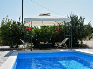 Bazén v ubytování Holiday Home Mystic Woods nebo v jeho okolí