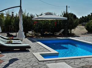 Bazén v ubytování Holiday Home Mystic Woods nebo v jeho okolí