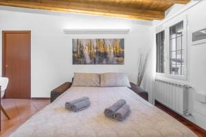 - une chambre avec un lit et 2 oreillers dans l'établissement TAR5 -20 minutes from DUOMO- Design-Elegant, à Milan