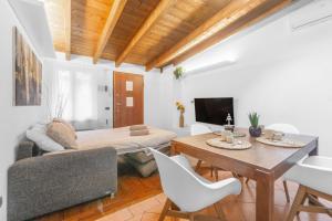 - un salon avec une table et une salle à manger dans l'établissement TAR5 -20 minutes from DUOMO- Design-Elegant, à Milan